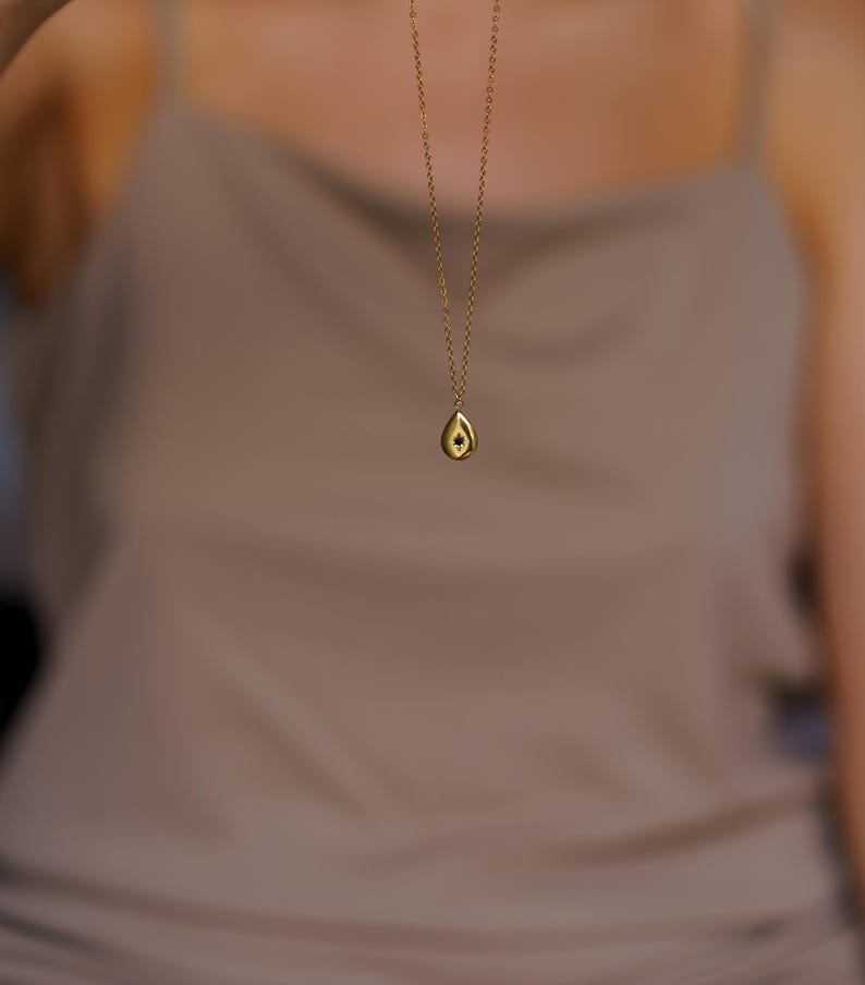 Elegant Teardrop Pendant Necklace – Dainty Gold Jewelry