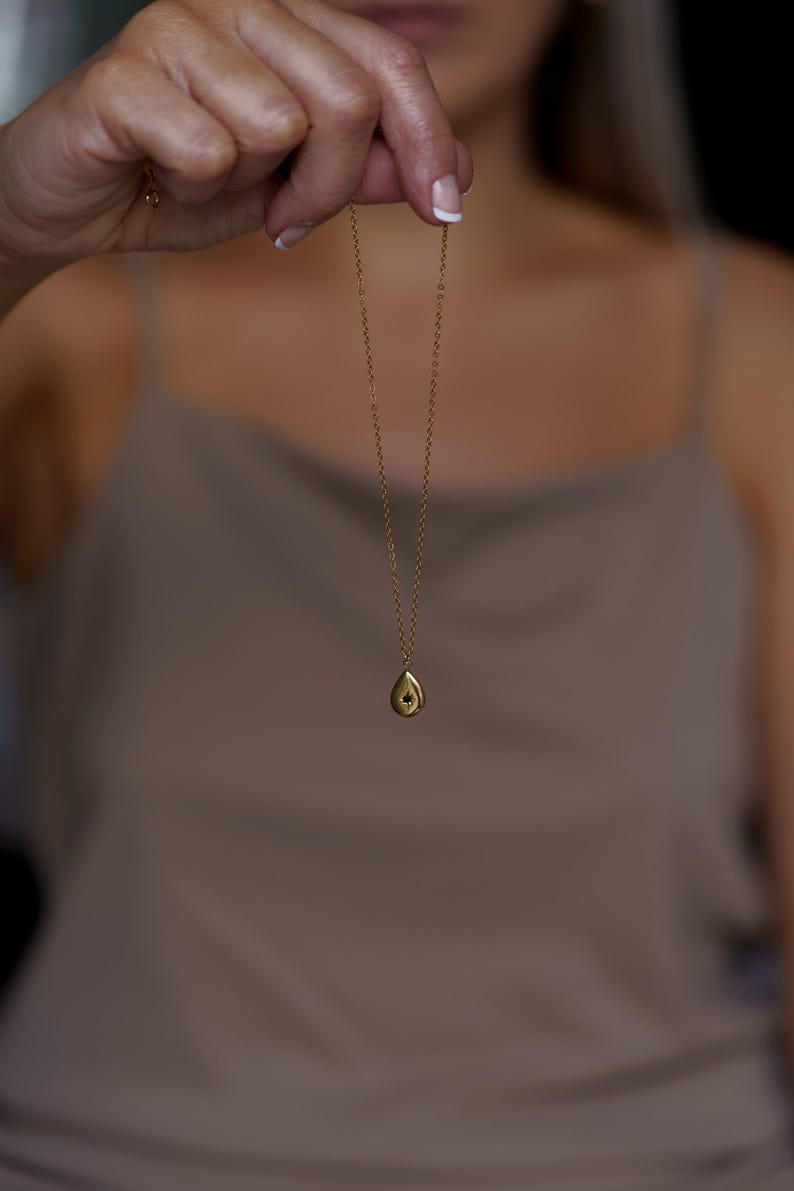 Elegant Teardrop Pendant Necklace – Dainty Gold Jewelry