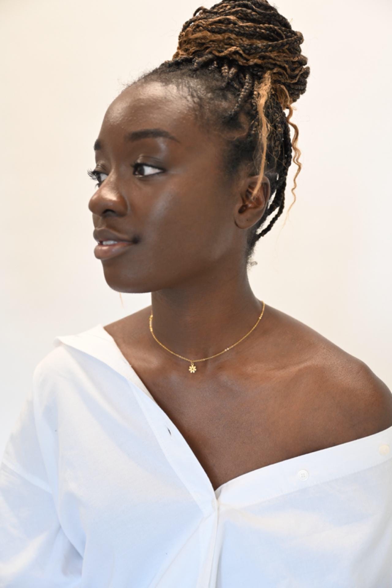 Tiny Little Daisy Flower Necklace, 18K Gold Flower Pendant,  Nature Inspired Jewellery, Tiny Daisy 18k Gold choker necklace,