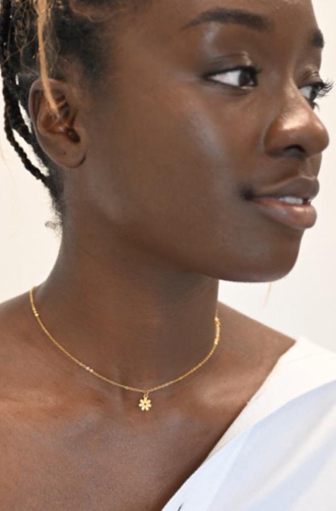 Tiny Little Daisy Flower Necklace, 18K Gold Flower Pendant,  Nature Inspired Jewellery, Tiny Daisy 18k Gold choker necklace,