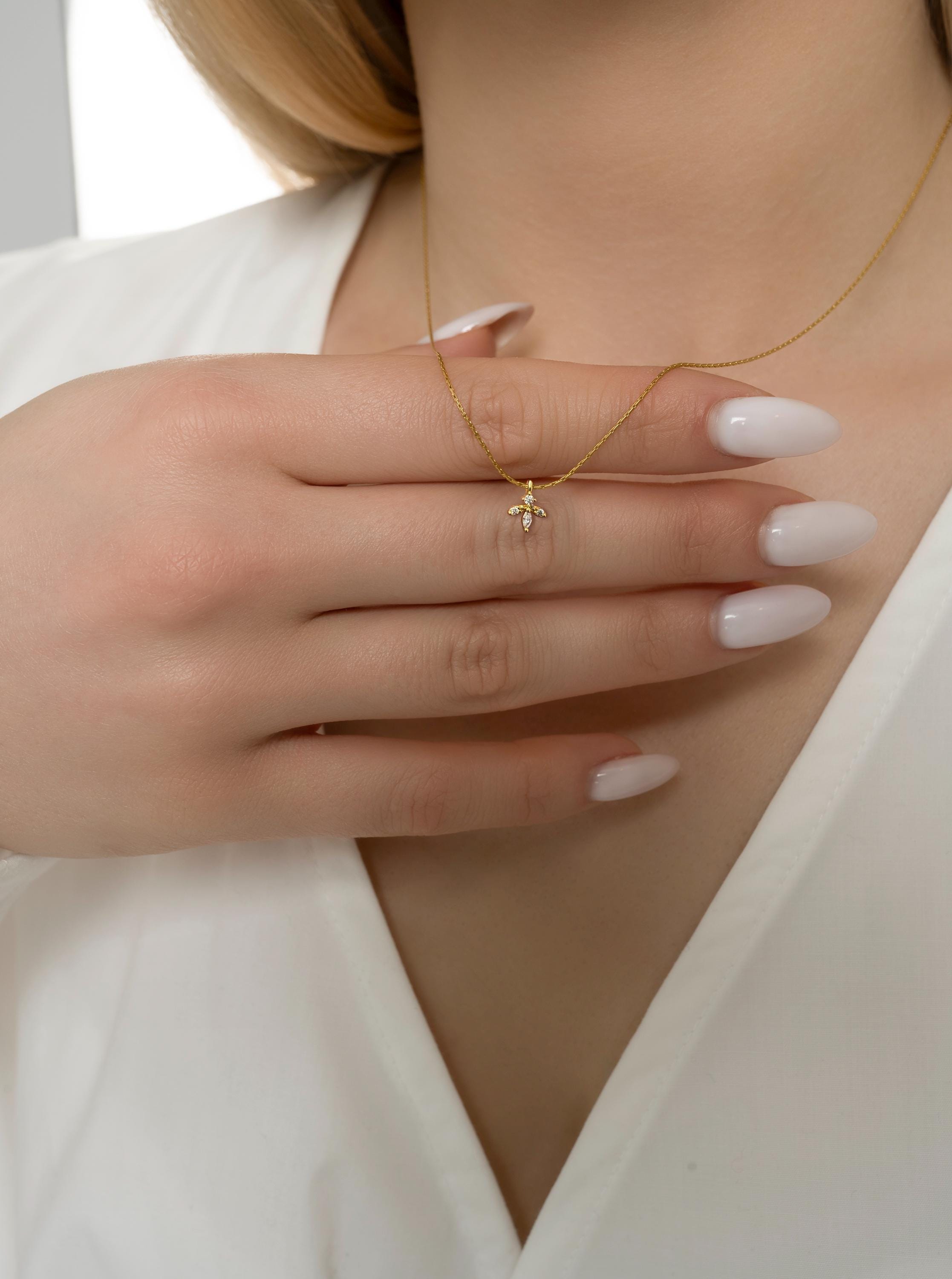 Delicate 14k Bee Necklace,  Tiny Gold/Silver Bee Pendant Jewelry,  Tiny Nature-Inspired Jewelry, Handcrafted & Unique Insect Jewelry Gift uk