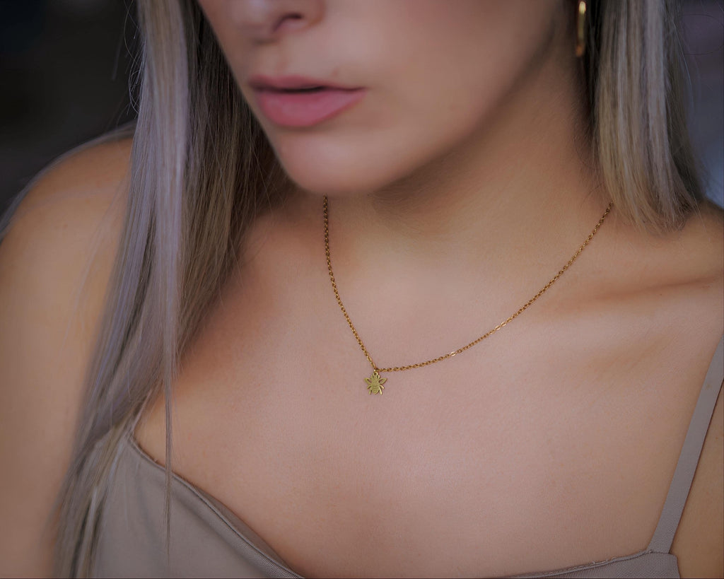 Minimalist Bee Necklace, Charming Bee Necklace, Delicate Gold Bee Pendant, Elegant Insect Pendant for Everyday Wear, Bee on Delicate Chain