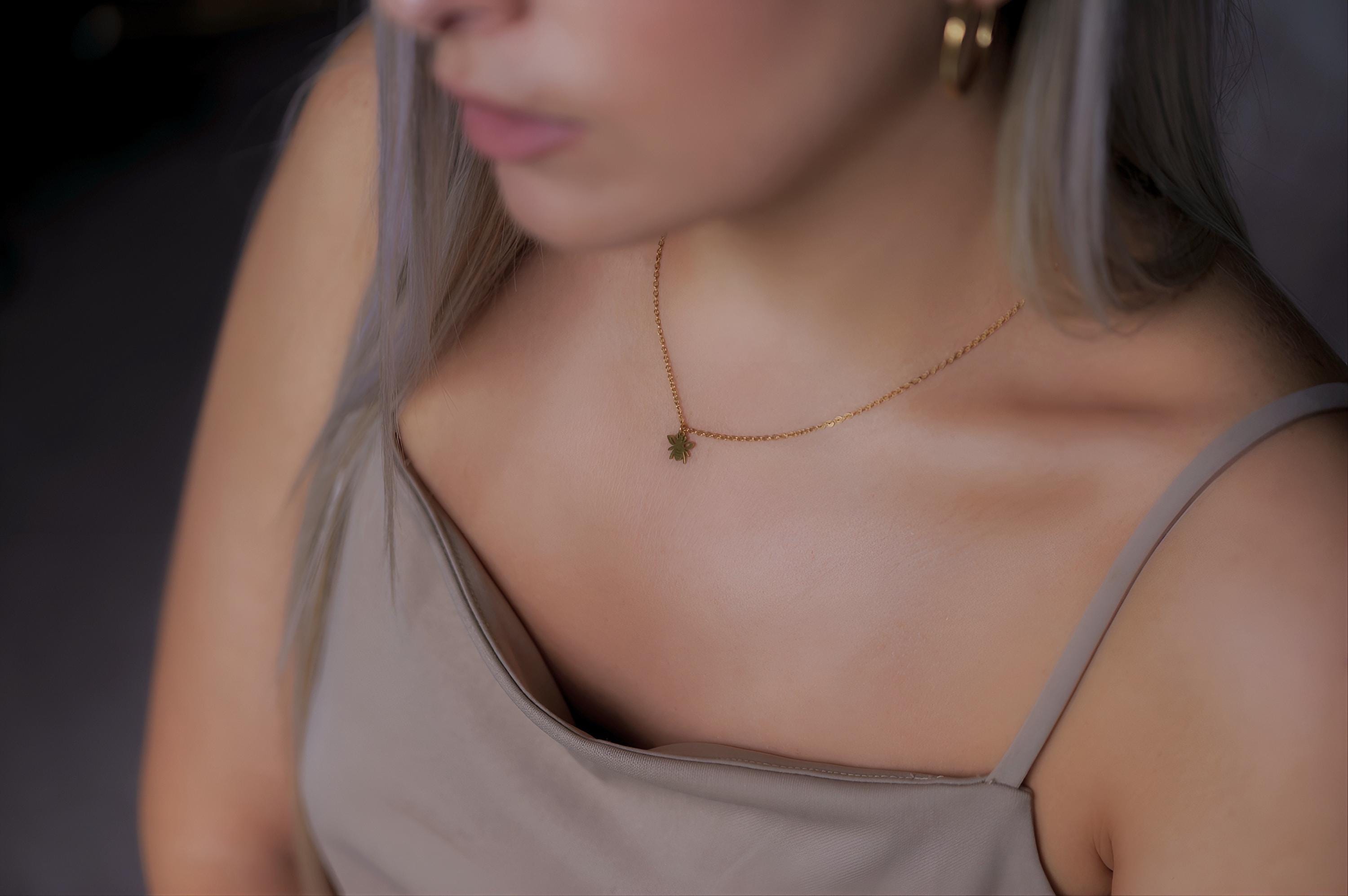 Minimalist Bee Necklace, Charming Bee Necklace, Delicate Gold Bee Pendant, Elegant Insect Pendant for Everyday Wear, Bee on Delicate Chain