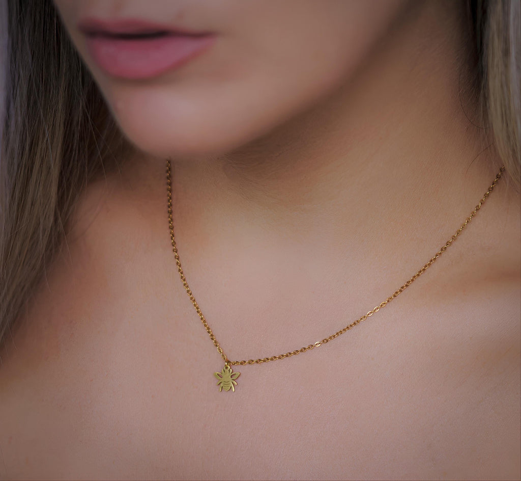 Minimalist Bee Necklace, Charming Bee Necklace, Delicate Gold Bee Pendant, Elegant Insect Pendant for Everyday Wear, Bee on Delicate Chain