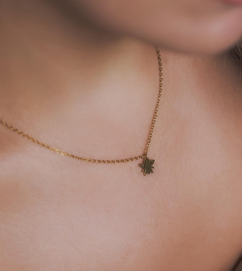 Minimalist Bee Necklace, Charming Bee Necklace, Delicate Gold Bee Pendant, Elegant Insect Pendant for Everyday Wear, Bee on Delicate Chain