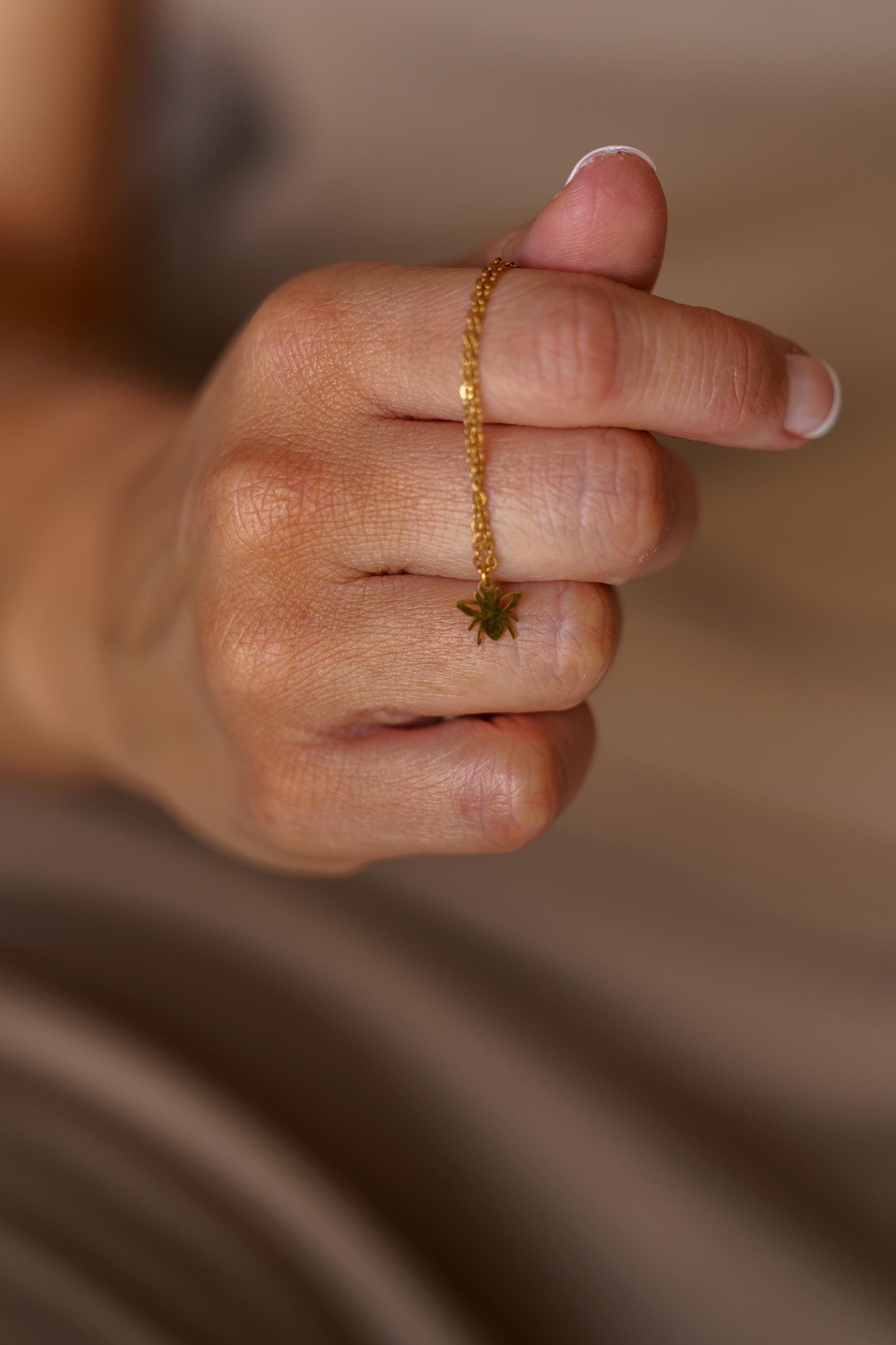 Delicate Bee Necklace – Dainty Gold or Silver Bee Pendant | Minimalist Nature-Inspired Jewelry | Gift for Her | Everyday Layering Necklace