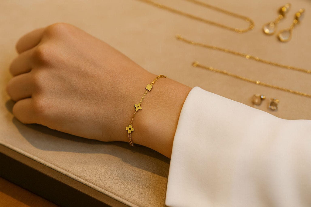 Gold Flower Charm Bracelet • Stainless Steel Dainty Bracelet • Adjustable 16cm + 5cm Extension • Minimalist Floral Jewelry • Gift for Her